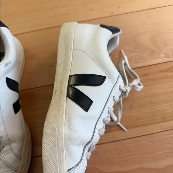 Veja Esplar Leather Low-Top Sneaker - Picture 6 of 6